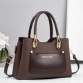 Elegante borsa a tracolla marrone con trama a pieghe e tasca in pelle con dettagli dorati - caffè
