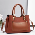 Borsa a mano retrò marrone a pieghe con logo dorato e tracolla regolabile da donna - Giallo Terra