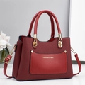 Elegante borsa a mano bordeaux con pannelli laterali testurizzati e finiture in oro lucido - Rosso