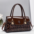 Modieuze dameshandtas met luipaardprint van glanzend lakleer en decoratieve schelphangers - koffiekleur