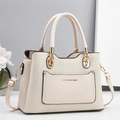 Elegante borsa a mano bianco crema testurizzata con dettagli dorati e tracolla - Bianco Sporco