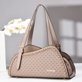 Elegante beige gewebte Tragetasche mit Goldkette und Logo auf dezentem Hintergrund - Khaki