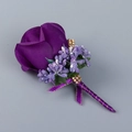 Boutonnière con rosa di seta viola scuro, bacche e nastro con strass dorati - Boutonniere / N. 4 Viola Scuro