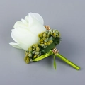 Fiore all'occhiello rosa di seta bianca con bacche verdi e strass brillanti - Boutonniere / N. 3 Verde Frutta