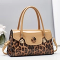 Detail van luipaardprint handtas met gouden schelpbeslag en verstelbare schouderbanden - Khaki