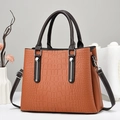 Sac à main marron avec motif crocodile, anses foncées et accents métalliques argentés - Tanné Motif Crocodile