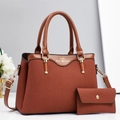 Set borsa e portafoglio marrone con trama a onde e dettagli in oro da donna - Giallo Terra