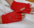 Eleganti guanti in pizzo rosso senza dita per matrimoni e feste su raso bianco - Rosso