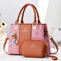 Elegante set borsa tote in pelle marrone a righe con nappa in metallo e tracolla regolabile - Ocra con Magenta