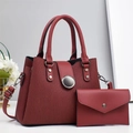 Détail du cabas bordeaux texturé et de la pochette avec boucle en métal argenté - Rouge