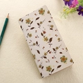Detailansicht eines floralen Kraftpapier-Notizbuchs mit botanischem Muster auf Cover - 90*170mm / Weiß