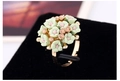 Macro-opname van bloemenring met roze en groene harsbloemblaadjes op gouden band - Oorbellen / Groen