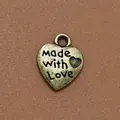 Colgante de corazón en bronce antiguo con grabado "Made with Love" sobre fondo de cuero - 12*10mm / Bronce