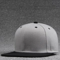 Gorra snapback de dos tonos con corona gris y visera plana negra en contraste - Visera Negra + Gris