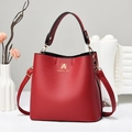 Elegante borsa a secchiello in pelle rosso scuro con dettagli oro e tracolla rimovibile - Rosso Vino