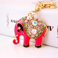 Roze olifant sleutelhanger met glanzende strass steentjes en een gouden metalen ring - Individuele OPP-zakverpakking / Rozerood