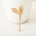 Eleganter goldener Haarclip mit minimalistischem Ahornblatt-Design aus feinem Metall - Zwei Blätter KC Gold