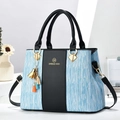 Elegante borsa a tracolla nera a righe con ciondolo a nappe e tracolla nera - Nero con Blu