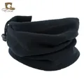 Detail eines schwarzen Fleece-Halswärmers mit verstellbarem Kordelzug und Kunststoffstopper - Schwarz
