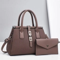 Détails d'un ensemble de sacs marron à plis verticaux et finitions métalliques - café