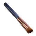 Brocha plana para base con mango azul y virola de oro rosa sobre un fondo blanco - Brocha para Corrector Angulada / Azul Cabeza Angulada