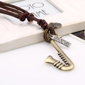 Collier rétro en cuir avec pendentif saxophone en bronze antique et plaque gravée - Corde en cuir marron foncé