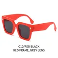 Lunettes de soleil carrées à monture rouge, verres gris foncé et détails de rivets dorés - Monture Rouge Verres Gris Foncé
