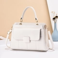 Sac à main en cuir matelassé blanc avec boucle dorée et bandoulière réglable femme - Blanc Cassé