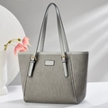 Détail du grand sac cabas gris plissé avec textures verticales et boucles dorées - Gris