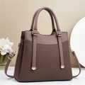 Braune Handtasche aus Kunstleder mit Faltenstruktur und goldenen Details für Damen - Kaffeebraun