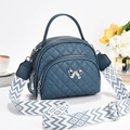 Gevoerde blauwe crossbodytas met zilveren strik en geometrische schouderriem - 21x11x18 / Blauw