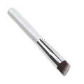 Detalle de brocha para base biselada con mango blanco y cerdas marrones suaves - Brocha para Corrector Angulada / Blanco Cabeza Angulada