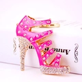 Portachiavi con scarpa con tacco rosa in smalto e strass con catena in metallo oro - Rosa Rossa