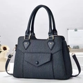Détail d'un sac à main bleu foncé en cuir PU avec texture ondulée et boucles dorées - 30cmx13cmx22cm / Bleu