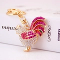 Llavero de gallina brillante con cristales de colores y acabado metálico en color oro - Rosa