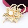 Elegante gouden bloembroche met parel en kristallen bloemblaadjes op witte basis - Goud Parel Bloem
