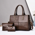 Ensemble de trois sacs à main marron foncé en cuir embossé croco avec détails dorés - Sac à Main, Pochette et Porte-cartes / café