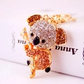 Portachiavi koala dorato con strass marroni brillanti che abbraccia un ramo di bambù - Pesca