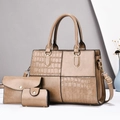 Détail d'un ensemble de sacs kaki 3 en 1 avec motif crocodile et accents dorés - Sac à Main, Pochette et Porte-cartes / Kaki