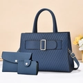 Vue détaillée du lot de trois sacs à main bleu marine avec coutures en V élégantes - Bleu