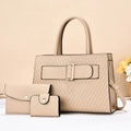 Détails de l'ensemble de 3 sacs en cuir beige avec grain litchi et texture matelassée en V - Kaki