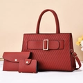 Detail von weinrotem 3-teiligem Taschenset mit V-Steppung und goldenen Metallschnallen - Rot