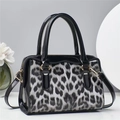 Borsa da donna con stampa leopardata, finiture in vernice nera e accessori in metallo dorato - Nero