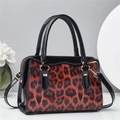 Sac à main bandoulière chic à motif léopard rouge et noir en cuir verni avec détails dorés - Rouge