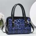 Sac à main bleu à imprimé léopard avec anses noires vernies et détails dorés - Bleu