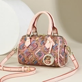 Borsa Boston alla moda con stampa M, manici in pelle rosa e ciondolo stella luna - Marrone