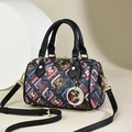Elegante borsa a mano Boston nera con stampe di lettere M colorate e ciondolo dorato - Nero