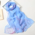 Sciarpa leggera in seta blu cielo con stampa loto esposta su cornice artistica - 160cm / Blu