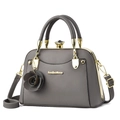 Elegante bolso de mano en cuero gris con cierre dorado y colgante de rosa - gris oscuro