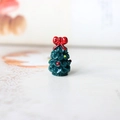 Miniatur-Weihnachtsbaum aus grünem Harz mit roter Schleife und festlicher Dekoration - Weihnachtsbaum 20MM